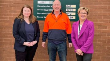 (L-R) Minister Tara Moriarty, representative of Australian Juice Processing and Bottling in Leeton, Helen Dalton NSW MP for Murray (1)